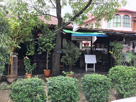 骨付き豚肉餡かけセットのお店 (1)