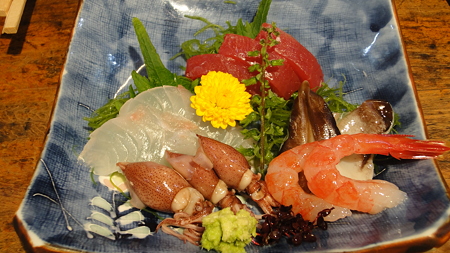浅草 ここの店の名前、難しい崩し字なので読めないのよね。まぁ、聞けばええんやけど。刺身盛り1500円 おいしいけど煙草の煙が・・