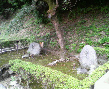 谷崎夫妻の墓碑