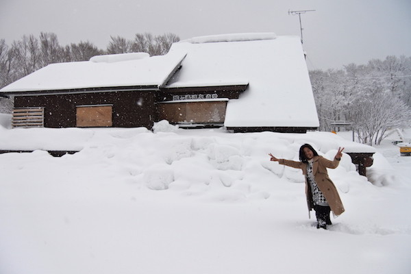 いつも寄る萱野茶屋は雪に閉ざされ