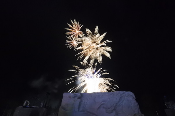 クライマックスの花火を楽しむ