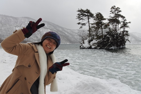 湖面に氷？雪の塊？が浮いている