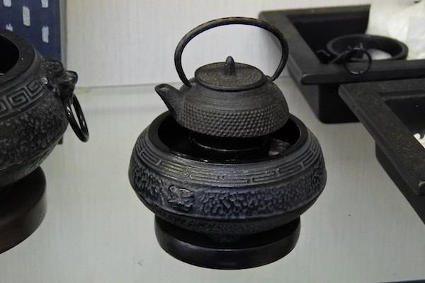 新婚旅行で十和田湖を訪れた時には鉄瓶を買いました。