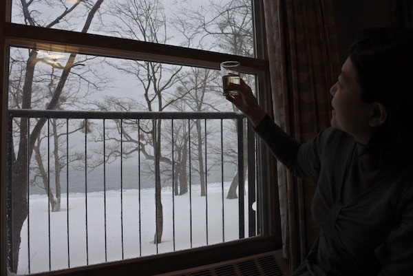 青森産のりんごのお酒で雪見酒