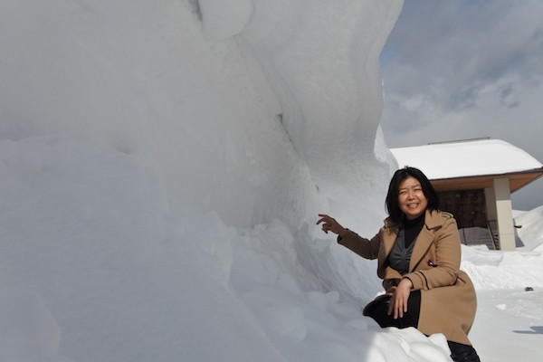 除雪された雪の壁を超えて積もった雪が屋根の様に