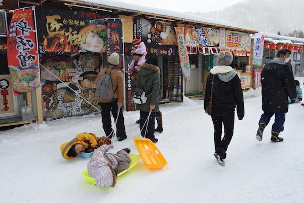 雪国では乳母車の代わりにソリが一般的