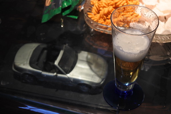 ガラステーブルなので下に置かれたロードスターの模型を見ながら飲めます