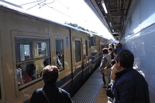 新青森駅で新幹線から在来線に乗り換え。人が多くて驚く。