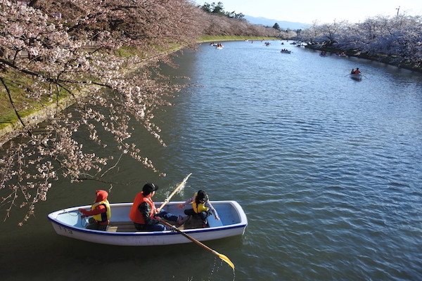 裏手（西側）のお堀はボートでのんびりした雰囲気