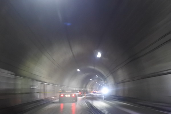 トンネルを抜けると
