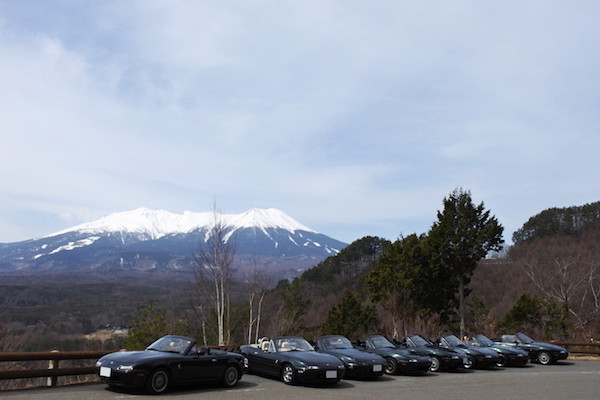 御嶽山を背景にロードスターを並べる