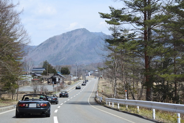 この景色、この道、そしてロードスターの列