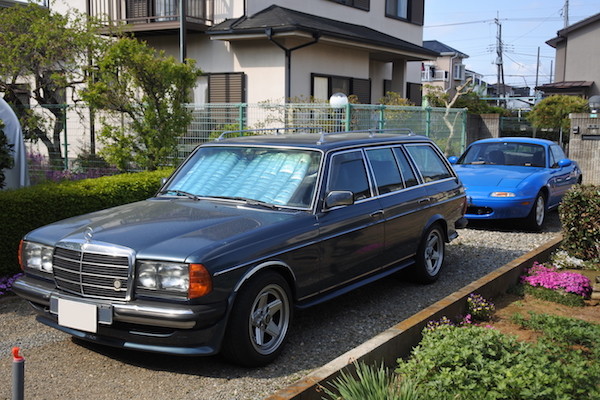 夕方に兄がベンツ（W123）で登場