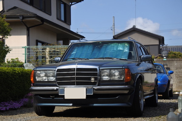 ロードスターと違って、ベンツはデカい＆ゴツい感じで威圧感がある