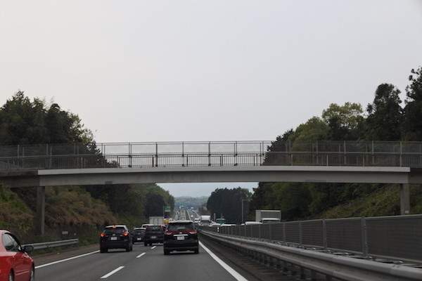 東名阪国道（国道25号線）は交通量が多いながらも渋滞することなくスムーズに流れた