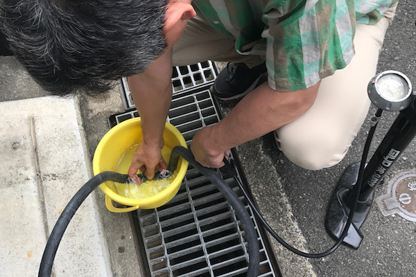 長期間放置された青いMTBのパンクを修理