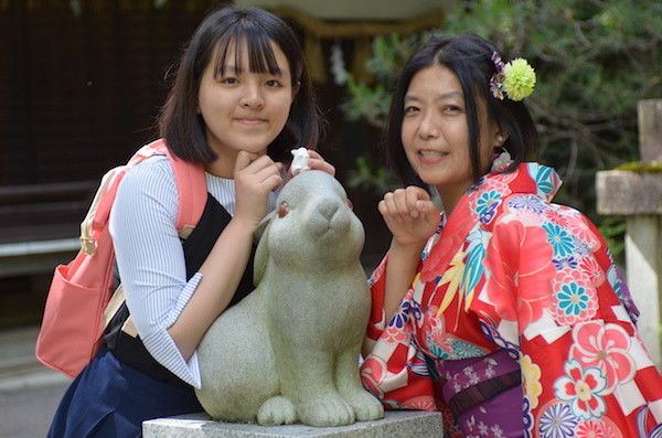 うさぎのおみくじを引いてお参りしてからうさぎさんと一緒に