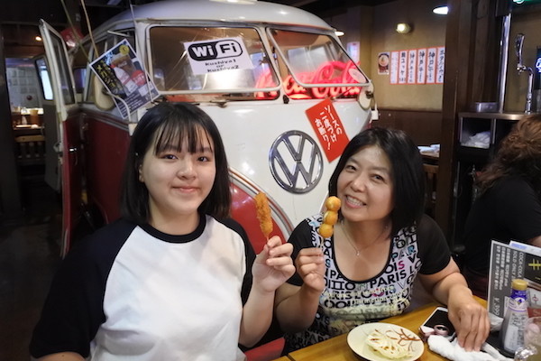 数あるお店の中から店内に鎮座したワーゲンバスに惹かれてこの店に決定