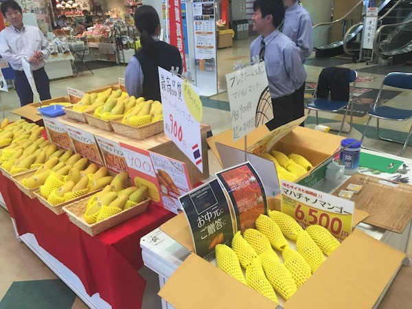 アスパムに入るといきなりマンゴーの直売会？