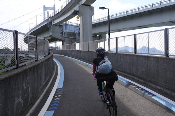 来島海峡大橋へは自転車専用のループ路を登る