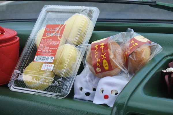 蒸し饅頭の「かるかん」と宮崎名物の「チーズまんじゅう」