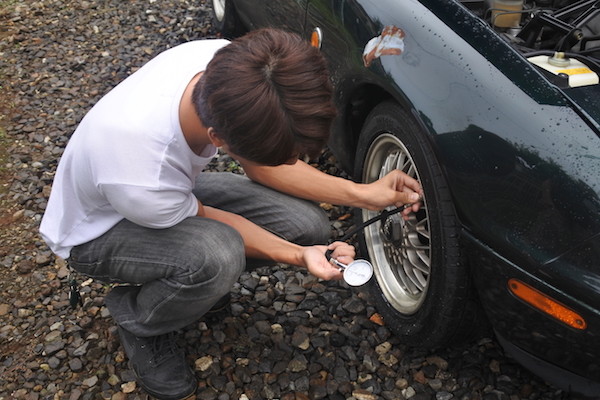 古い車なので油、水、空気圧をチェック