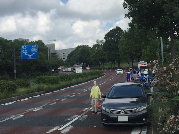 おそらく車から降りたドライバーと自転車の接触事故の実地検分