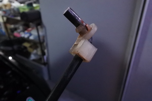 古くなって折れてしまったステーのホルダー