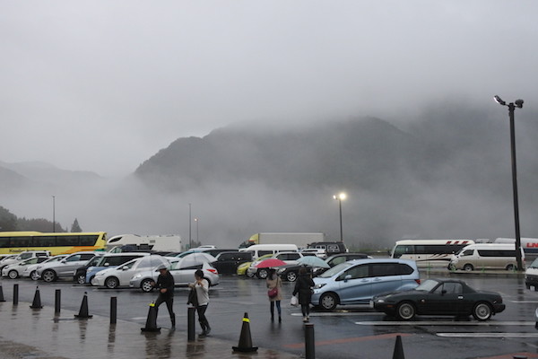２回目の休憩では人も車も少し多めですが、山が霧の中