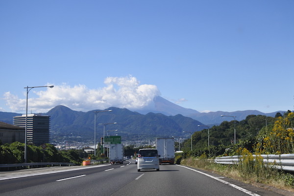 東名高速から見えた富士山は残念ながら左半分が雲の中