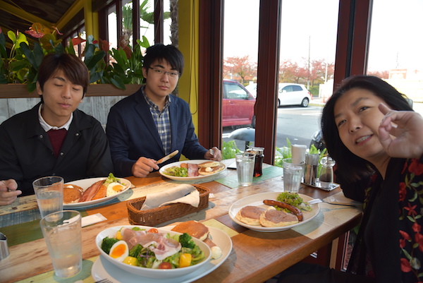 ハワイ風のお店で美味しい朝食を楽しく
