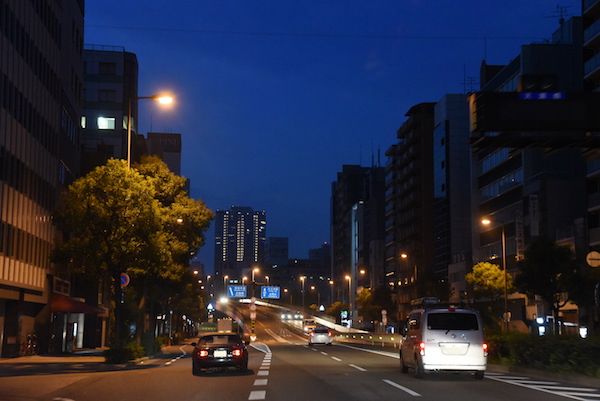 大阪市内に入る頃にやっと空が明るくなって来た