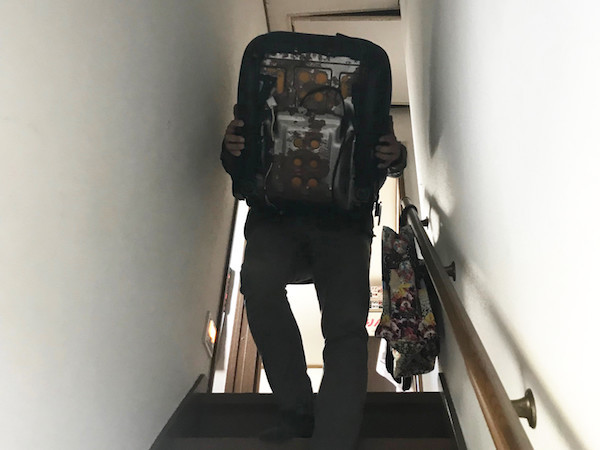 屋根裏からシートを降ろすのは長男が手伝って