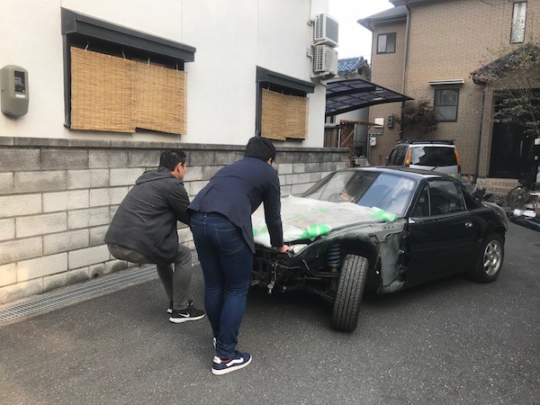 長男に運転席についてもらい、私と次男でVR-Bを引っ張り出し