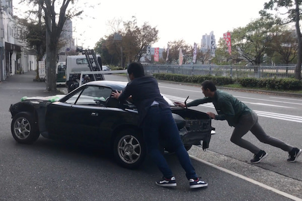 歩道の傾斜は大変だけど２人で押せばなんとかなる