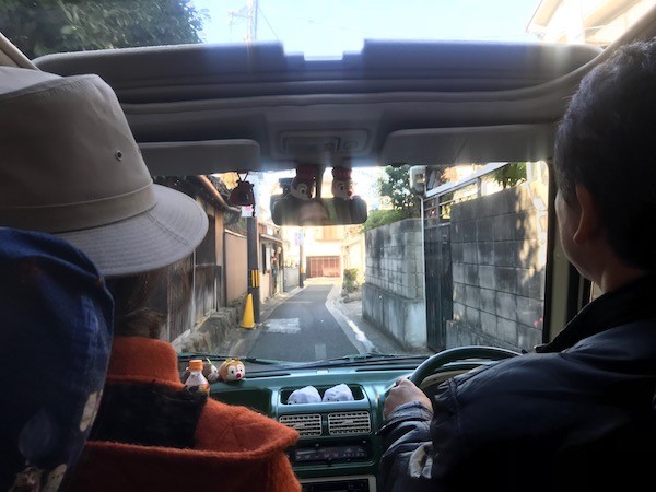 道幅が非常に狭く、すれ違いは不可能。通り抜け自体も普通車では困難なほど
