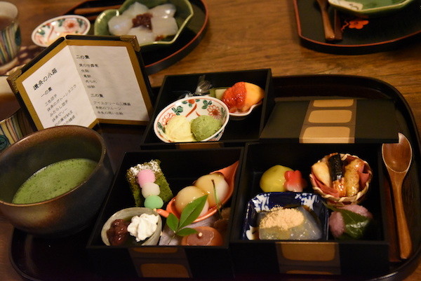 重箱の中に、綺麗＆可愛い和菓子が色々入っています
