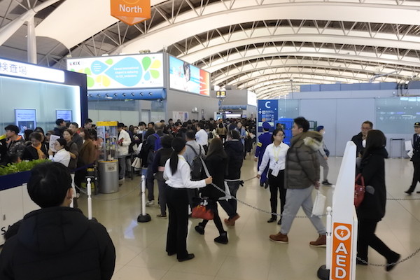 関西空港は大勢の人で手荷物検査場前だけでは並びきれず