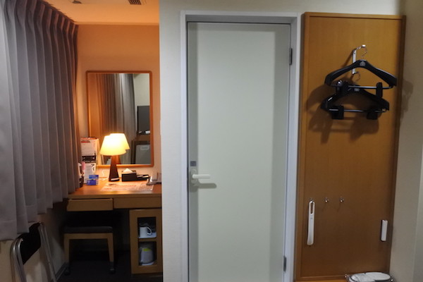 机が部屋の奥まった場所にあり、空調の空気が届かず寒かった。