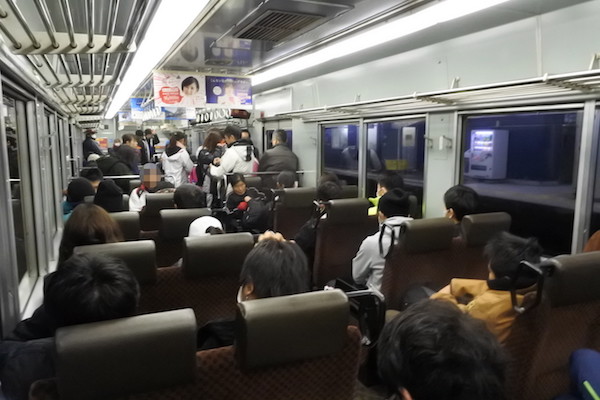 朝５時台前半なのにこの混雑で座れない