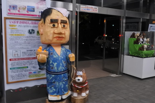 指宿駅では旗を振るスタッフさんと木彫りの西郷どんがお出迎え
