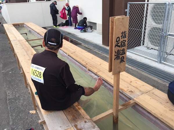 スタート地点に向かって歩く人たちに背を向けて一人で浸かっている余裕を尊敬します。