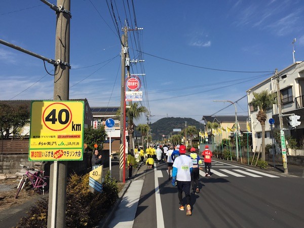 走れど走れど39kmや40kmに到達せず、永遠にゴールに近付かないのでは？という気になってしまうほど辛かったです。