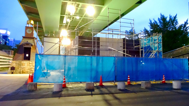 撤去作業が行われてた、矢場町交差点のお化け屋敷 - 2