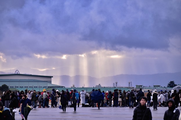 そして岐阜基地航空祭終了後。。雨雲から陽射しが。。